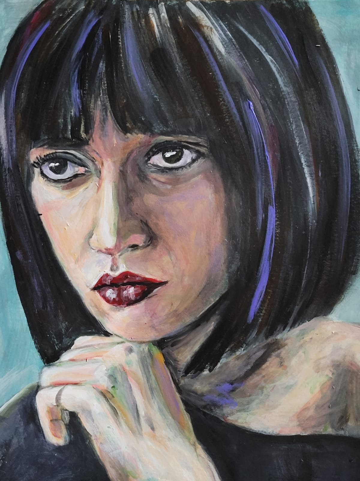 gemaltes Portrait auf einer Leinwand - Frau mit schwarzblauen Haar schaut konzentriert